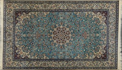 IRAN NAÏN Tapis en laine et soie Vers 1975