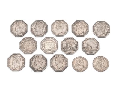 un ensemble de vingt pièces de monnaie britanniques différentes sur fond blanc