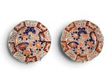 une paire de petites assiettes ornées de motifs floraux