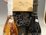 deux bouteilles de vin posées l'une à côté de l'autre sur un comptoir