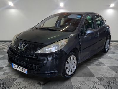la photo d'une petite voiture noire sur un sol en damier