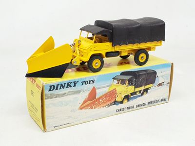 un camion jouet posé sur une boîte