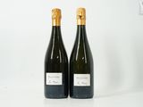 deux bouteilles de vin posées sur une table blanche