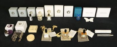 tout un tas de parfums posés sur une table