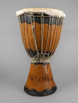 un grand tambour en bois orné d'un motif noir et blanc