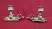 Paire de bougeoirs à main en bronze doré, décor de sphinges,… (photo 2)