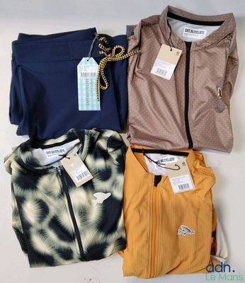 trois chemises pour homme et une chemise pour femme, avec leurs étiquettes encore attachées
