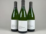 trois bouteilles de vin posées sur une table l'une à côté de l'autre
