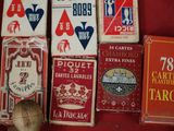 de nombreux types de cartes à jouer exposés sur une étagère
