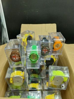 une boîte remplie de montres de différentes couleurs