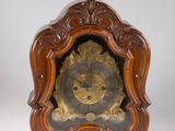 une petite horloge posée sur une table