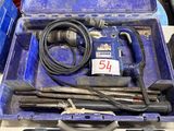 une boîte à outils bleue avec des outils sur une table