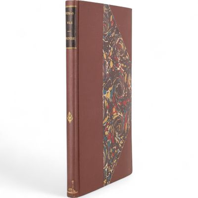 un livre à la couverture rouge posé sur une surface blanche