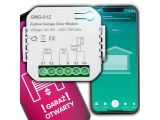 un gros plan d'un téléphone portable sur lequel est posé une télécommande