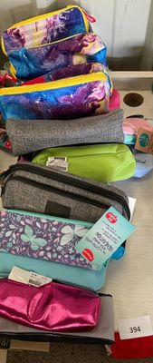 tout un tas de sacs différents posés sur une table