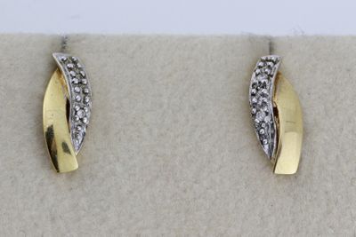 une paire de boucles d'oreilles en or et en argent, serties de diamants
