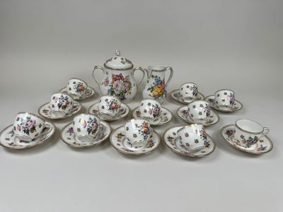 de nombreux types de tasses à thé et de soucoupes sur la table
