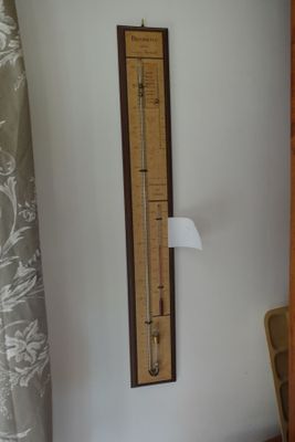 un thermomètre fixé au mur dans une salle de bains