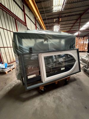un micro-ondes posé sur un chariot dans un entrepôt