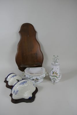 une table blanche sur laquelle sont disposés des plats bleus et blancs