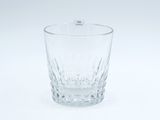 le verre est vide, posé sur une surface blanche, et il n'y a personne à l'intérieur
