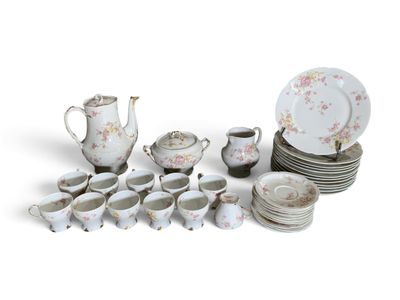 de nombreux types de plats et de tasses sur la table