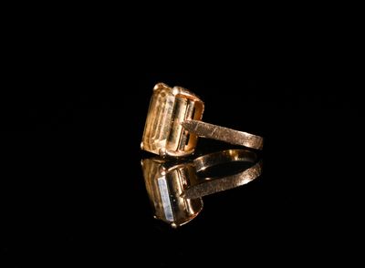 Bague ornée d'une topaze fumée montée or. 18 K. - Photo 1