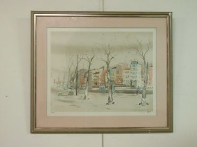 une photo d'un tableau accroché au mur