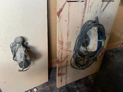 deux paires de chaussures accrochées au mur l'une à côté de l'autre