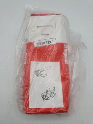 un téléphone portable rouge et blanc dans un sac en plastique