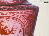 un vase rouge orné d'une image représentant une femme