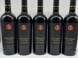 six bouteilles de vin rouge alignées