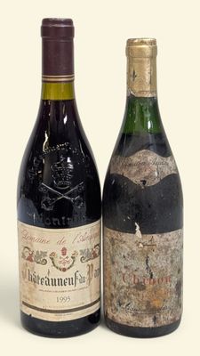 deux bouteilles de vin posées l'une à côté de l'autre sur une table