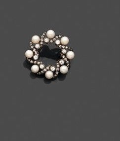 une broche en perle de culture et diamants