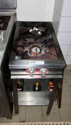 deux feux sur la cuisinière de la cuisine
