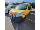 une camionnette jaune garée sur un parking à côté d'autres voitures
