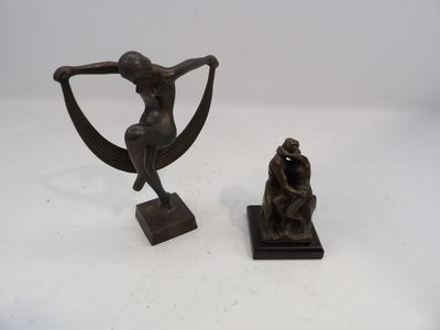 une paire de sculptures en bronze représentant une femme et un homme sur un croissant