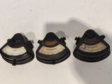 trois types différents de jauges posés sur une surface blanche