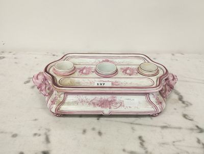 GIEN Encrier en faïence émaillée rose et blanc à décor de tr…