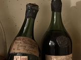 plusieurs bouteilles de vin sont alignées sur une étagère