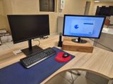 un bureau d'ordinateur avec deux écrans et un clavier
