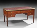 un magnifique bureau de l'époque de George II, en acajou et orné de ferrures en laiton