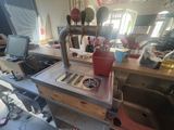 un évier muni d'un robinet dans une cuisine