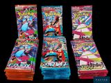 une pile de cartes à collectionner Pokémon empilées les unes sur les autres
