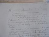 une feuille de papier écrite sur une table