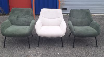 trois chaises placées les unes à côté des autres devant une porte de garage