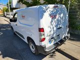 une camionnette blanche garée sur le bord de la route