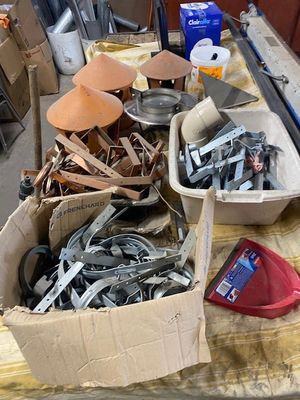 une table sur laquelle sont posés de nombreux outils