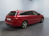 l'arrière d'une voiture rouge garée dans une pièce