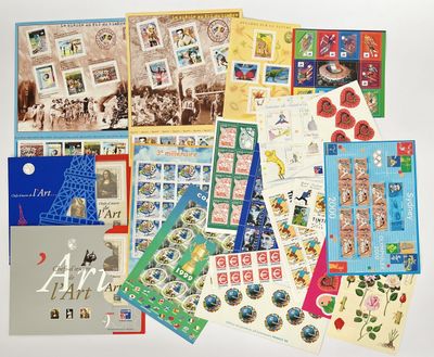 une collection de timbres et de cartes postales du monde entier
